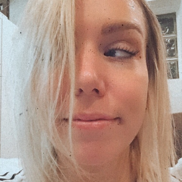 Meet your Posher, Danielle - Picture 1 of 1